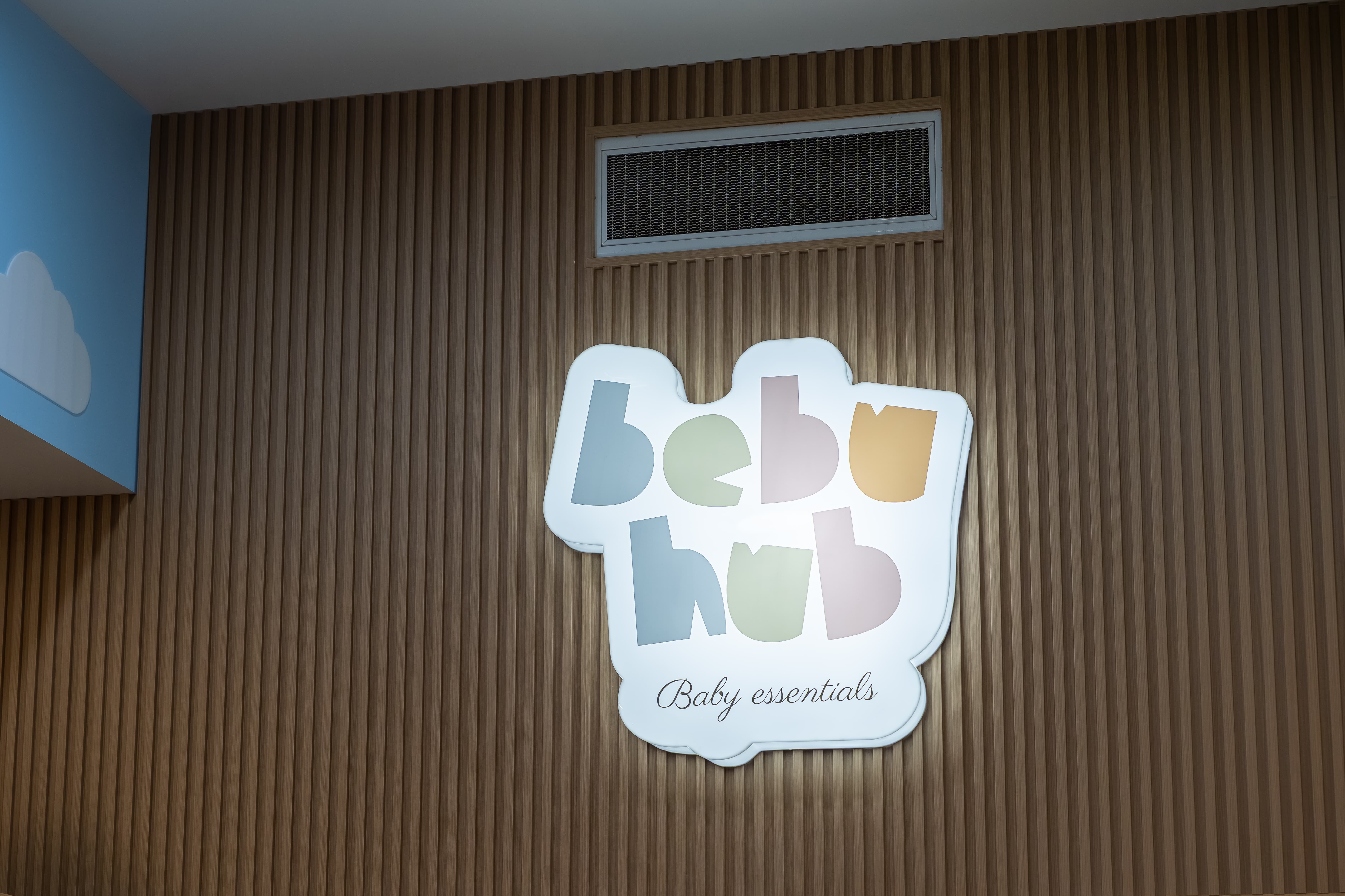 Logo Bebe Hub en pared de madera